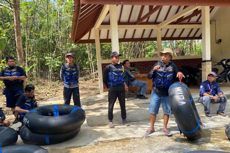 Pemandu wisata Goa Pindul memberikan arahan kepada wisatawan sebelum mulai susur goa. 