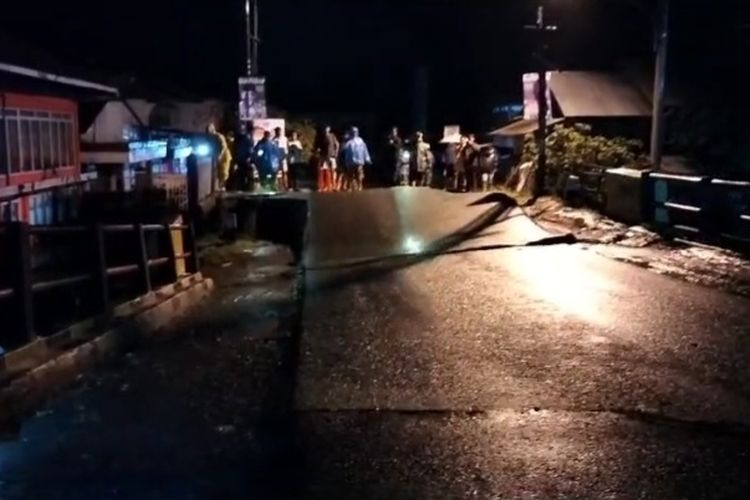 Kondisi jembatan di Desa Pasar Tamiai nyaris ambruk diterjang banjir, Senin (1/1/2024). Jembatan tersebut menghubungkan jalan nasional Kerinci-Jambi.