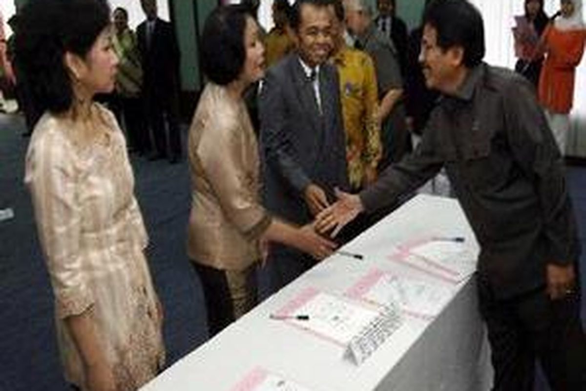 Karen Agustiawan (sebelah kiri) mendapat ucapan selamat dari Menteri Negara BUMN Sofyan A Djalil saat menjadi Direktur Hulu Pertamina Maret 2008.