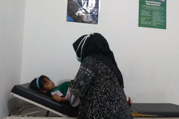 Syakila (3,5) balita yang menderita ISPA karena terpapar asap sedang menjalani pemeriksaan kesehatan di sebuah klinik