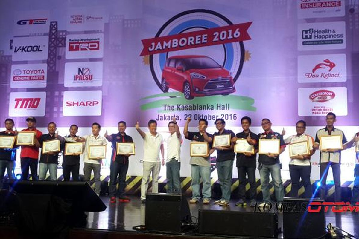 PAra ketua komunitas yang tergabung dalam Toyota Owner Club dalam Jamboree Toyota 2016 di Kasablanka Hall, Jakarta.