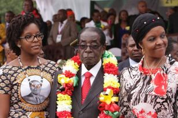 Presiden Zimbabwe Robert Mugabe didampingi putrinya Bona (kiri) dan istrinya, Grace saat menghadiri pesta ulang tahun ke-91 yang digelar di kawasan wisata Victoria Falls, Sabtu (28/2/2015).
