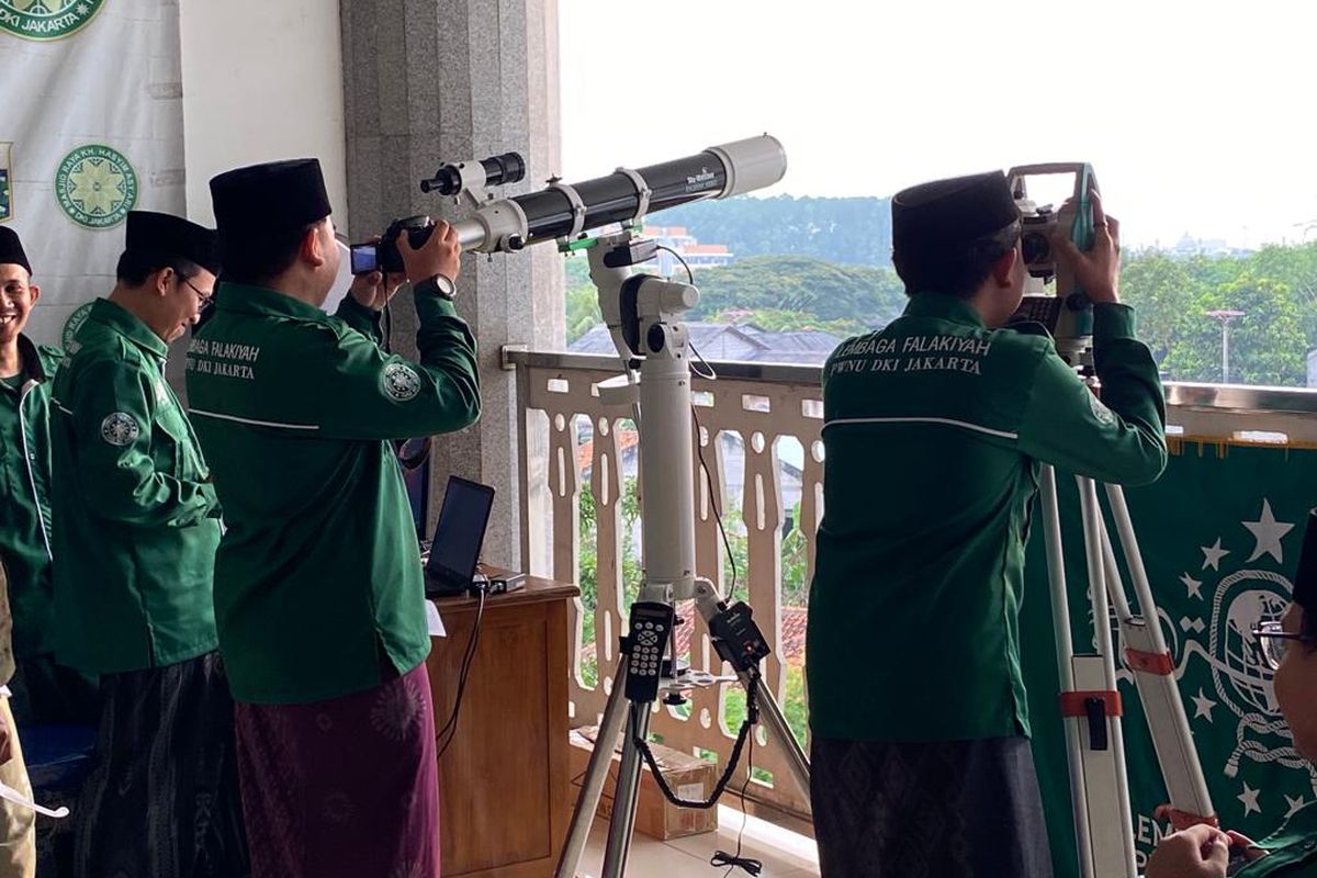 Pemantauan hilal di Masjid Raya KH Hasyim Asy'ari, Cengkareng, Jakarta Barat, Kamis (20/4/2023). 