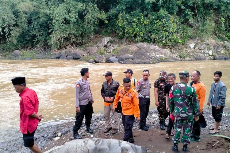 Perugas gabungan dalam operasi pencarian anak hilang hanyut di Sungai Cicatih, Desa Tenjojaya, Kecamatan Cibadak, Sukabumi, Jawa Barat, Minggu (26/5/2024)