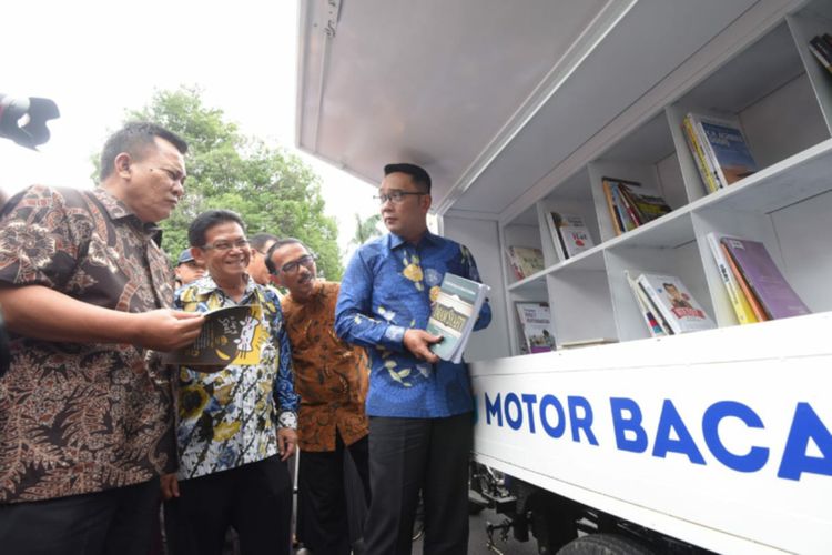 Gubernur Jawa Barat Ridwan Kamil saat menyerahkan hibah motor baca secara simbolis diberikan dalam kegiatan Temu Pimpinan Untuk Aspirasi Masyarakat (Tepas) di Gedung Pakuan, Jalan Otista, Kota Bandung, Jumat (10/1/2020).
