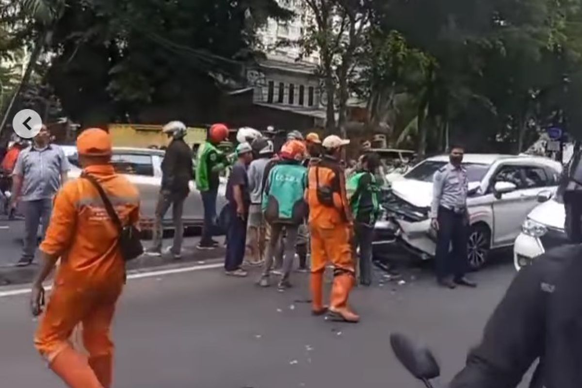 Kecelakaan yang melibatkan sepeda motor dan mobil terjadi di Jalan Dr Saharjo, tepatnya di depan Hotel Harris, Tebet, Jakarta Selatan, Senin (16/1/2023) pagi.