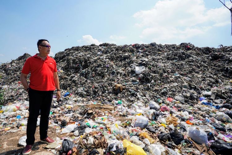 Calon gubernur Jawa Barat nomor urut 2, Tubagus Hasanuddin mengunjungi Gunungan sampah di Tempat Pembuangan Akhir (TPA) Ciledug Kabupaten Cirebon, Senin (7/5/2018).