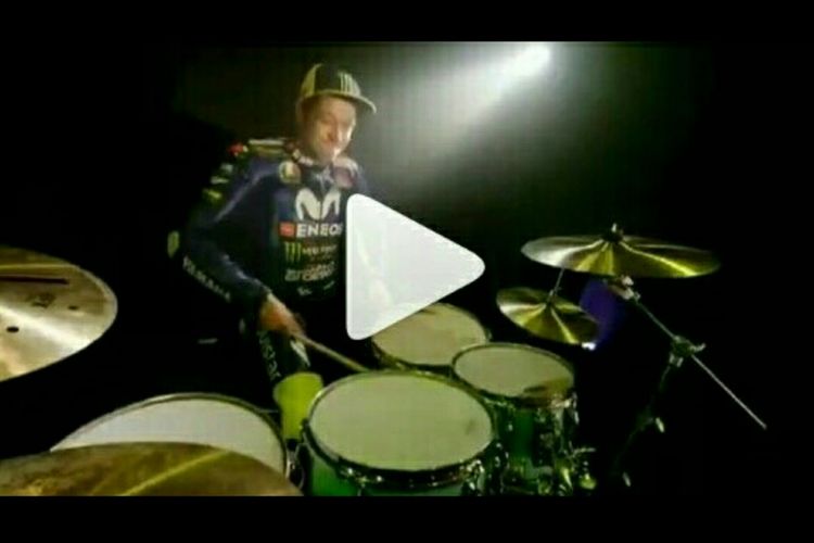 Sebuah video yang menampilkan pebalap Movistar Yamaha, Valentino Rossi bergaya memainkan drum seolah-olah memainkan sebuah lagu instrument saat peluncuran motor baru YZR-M1 untuk musim balap Moto-GP 2018.