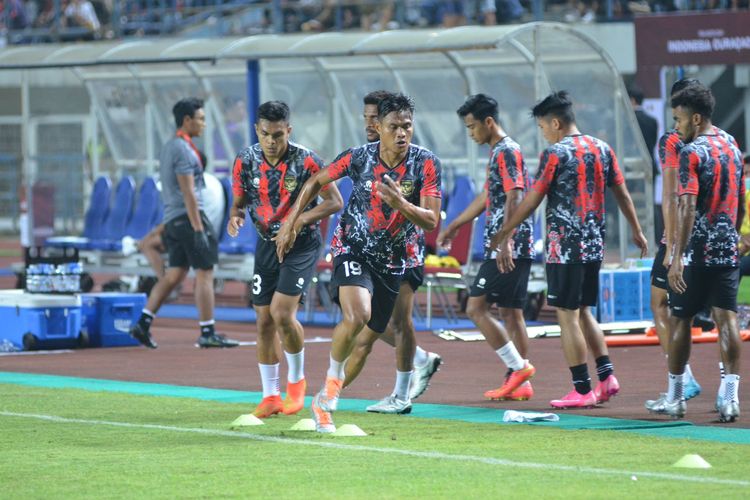 Para pemain timnas Indonesia saat menjalani sesi pemanasan jelang melawan Curacao pada laga FIFA Matchday di Stadion Gelora Bandung Lautan Api, Bandung, Sabtu (24/9/2022).