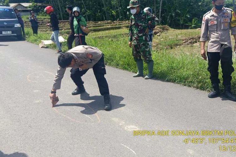 Polisi melakukan olah TKP di lokasi ditemukannya mayat bersimbah darah di Jalan Hariang Sumedang, Jabar, Jumat (13/12/2024) pagi. DOK. POLRES SUMEDANG