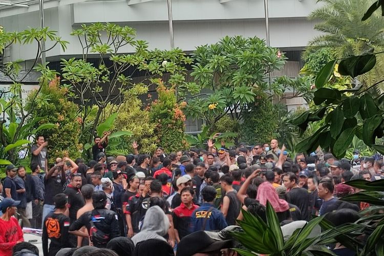 Aksi unjuk rasa yang digelar oleh massa driver taksi online di depan kantor Gojek kawasan Blok M, Kebayoran Baru, Jakarta Selatan, Senin (12/9/2022) siang, ricuh. Massa aksi saling dorong dengan polisi di lokasi.