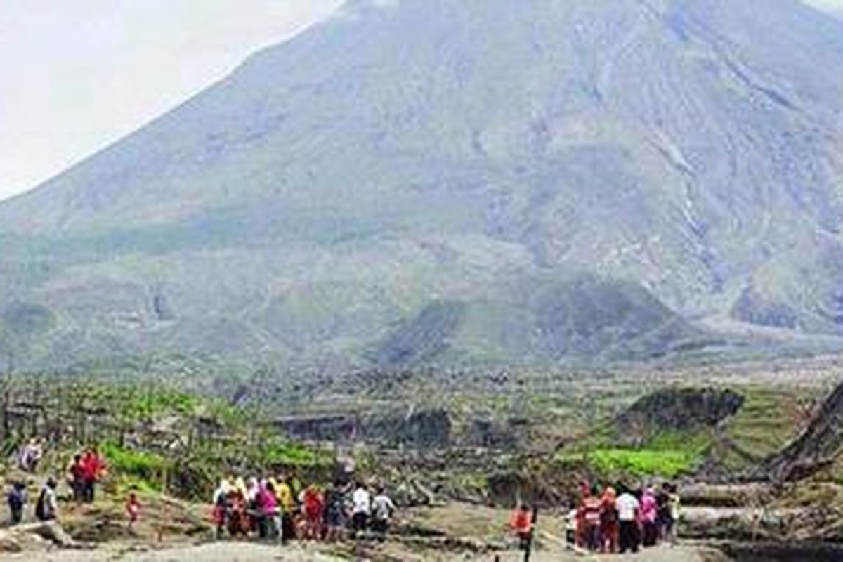 Warga berwisata ke Dusun Petung, Kepuharjo, Cangkringan, Sleman, DI Yogyakarta, yang rusak akibat erupsi Merapi, Sabtu (1/1/2011). Libur pergantian tahun lalu, kawasan ini dikunjungi banyak wisatawan.