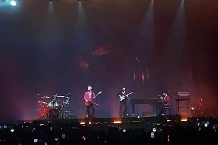 Band asal Korea Selatan, The Rose menggelar konser di Kasablanka Hall, Tebet, Jakarta Selatan, Sabtu (20/1/2024).