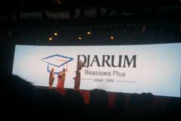 Direktur Program Bakti Pendidikan Djarum Foundation Primadi H. Serad secara resmi menerima 525 penerima peserta Djarum Beasiswa Plus tahun 2016/2017 seusai pergelaran 