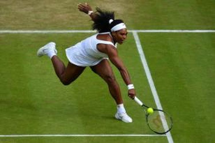 Petenis Ameria Serikat Serena Williams mengembalikan bola ke pemain Belarus Victoria Azarenka dalam perempat-final Wimbledon 2015 di All England Tennis Club di Wimbledon, London, 7 Juli 2015.