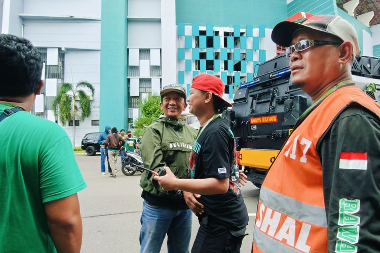 Salah satu perwakilan suporter Persebaya Surabaya, Bonek, Hasan Tiro usai memberi pengamanan bus yang dinaiki pemain Arema FC jelang laga pekan ke-13 Super League 2025-2026 yang berakhir dengan skor 1-1 berlangsung di Stadion Gelora Bung Tomo Surabaya, Jawa Timur, Sabtu (22/11/2025) siang.