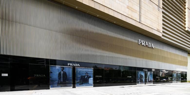 Prada membuka butik pertamanya di Nanning, China. Butik mewah tersebut berada di kompleks pusat perbelanjaan bergengsi, MixC. Butik ini, seperti beberapa butik Prada lainnya di seluruh dunia, juga didesain oleh arsitek Italia, Roberto Baciocchi.

