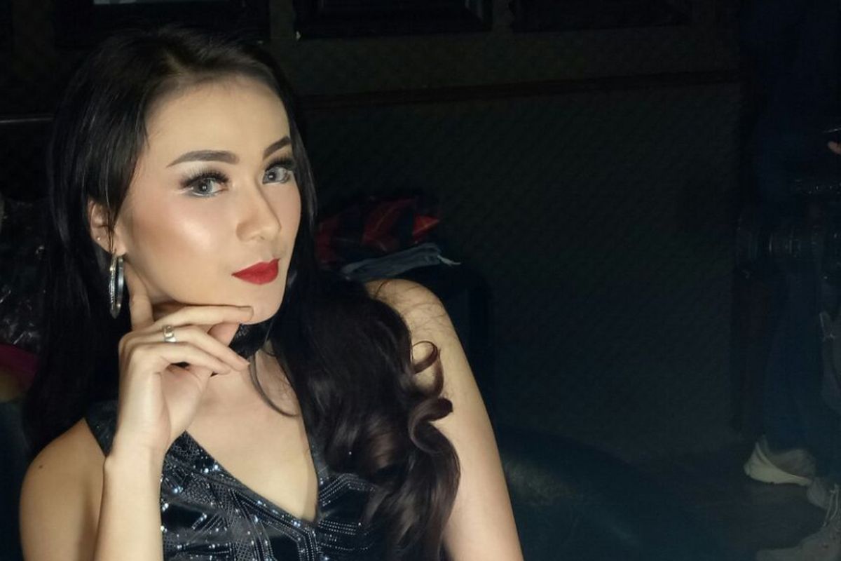 Dara The Virgin berpose usai pemotretan di Studio Republik Cinta Management, Pondok Indah, Jakarta Selatan, Rabu (2/8/2017).