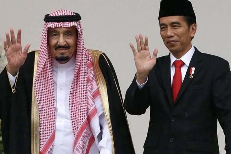 Raja Arab Saudi Salman bin Abdulaziz al-Saud bersama Presiden Indonesia Joko Widodo (kanan) melambaikan tangan ke awak media di sela-sela pertemuan mereka di Istana Kepresidenan Bogor, Jawa Barat, Rabu (1/3/2017).