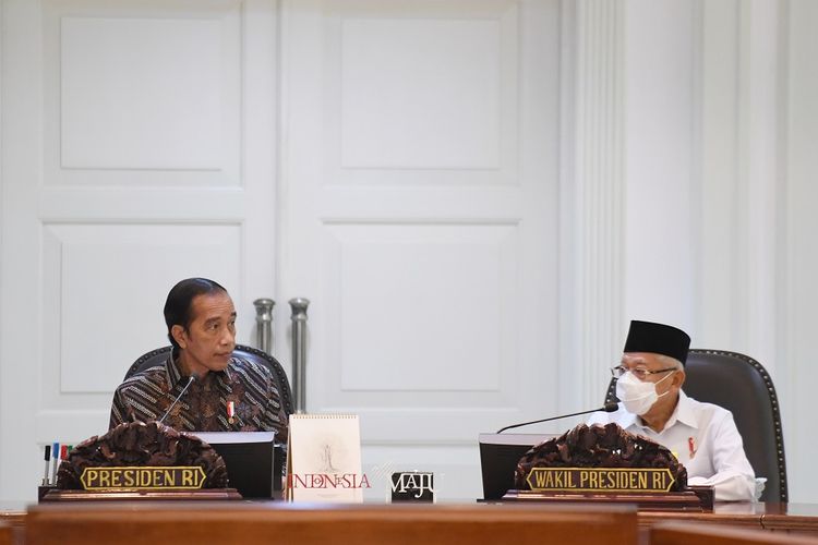 Presiden Joko Widodo (kiri) bersama Wakil Presiden Ma'ruf Amin memimpin rapat terbatas di Kantor Presiden, Jakarta, Senin (22/11/2021). Rapat terbatas itu membahas evaluasi Pemberlakuan Pembatasan Kegiatan Masyarakat (PPKM) dan rencana penerapan PPKM level 3 saat libur Natal dan Tahun Baru. ANTARA FOTO/Pool-Hafis=dz Mubarak/hp.