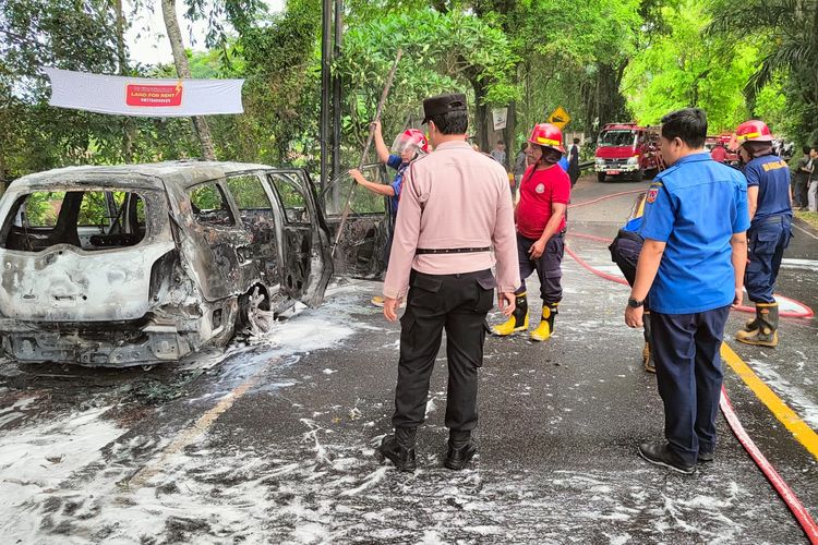 Kebakaran mobil di Jalan Raya Tirta Gangga, Desa Ababi, Kecamatan Abang, Karangasem, Provinsi Bali, Selasa (17/12/204) pagi.