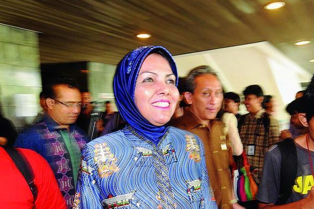 Ketua Fraksi Partai Demokrat di DPR Nurhayati Ali Assegaf ditanya wartawan seputar Kongres Luar Biasa Partai Demokrat seusai memimpin rapat tertutup fraksi  di Kompleks Parlemen, Senayan, Jakarta, Kamis (14/3).  Kongres luar biasa, menurut rencana,  akan digelar akhir bulan ini di Bali.