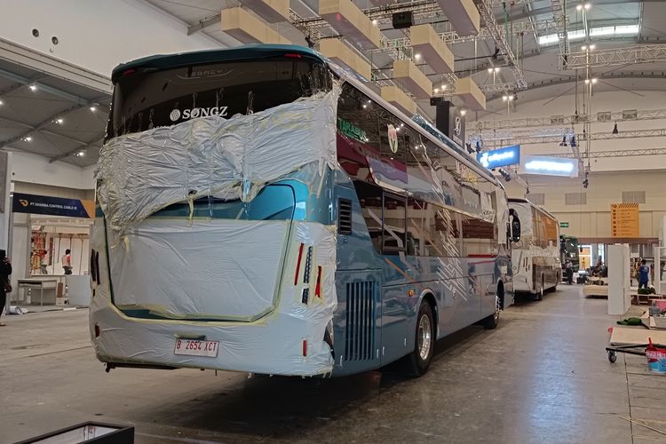 Bagian belakang bus baru Karoseri Laksana