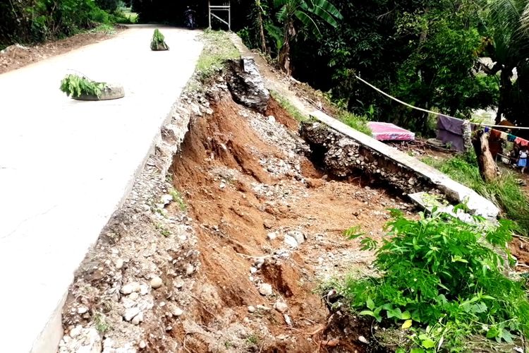 Diguyur Hujan Deras, Bahu Jalan Kecamatan di Luwu Ambles ...