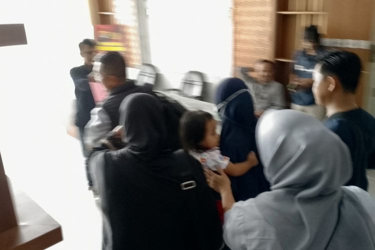 Warga Malaysia berinsial N dan anaknya yang diselamatkan dari suaminya sendiri di Pesawaran, Sabtu (22/7/2023).