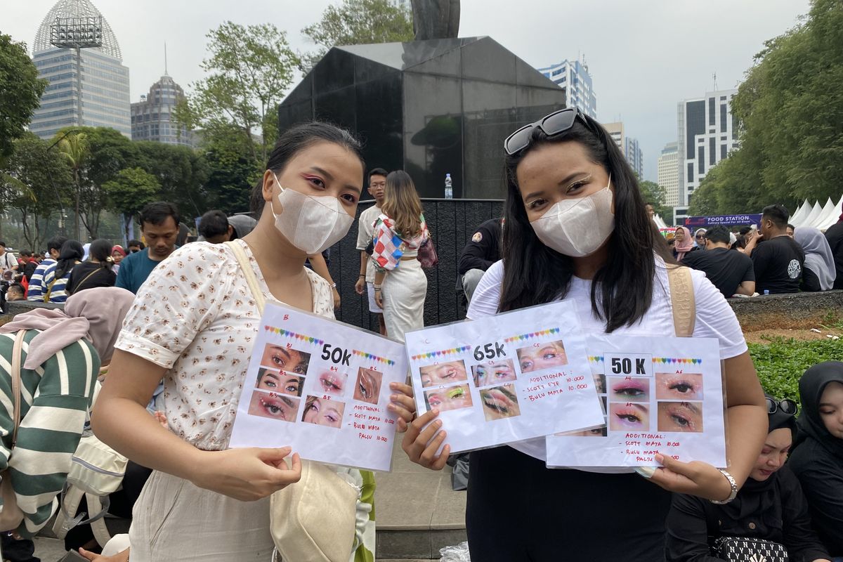 Theresia dan Nanda, dua perempuan muda yang buka jasa eye makeup di konser Coldplay di Stadium Gelora Bung Karno, Jakarta Pusat, Rabu (15/11/2023)