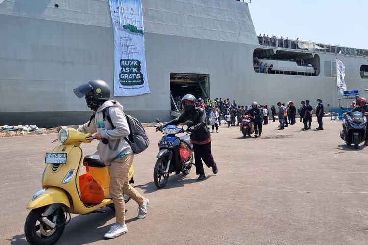 Ratusan pemudik gratis menggunakan kapal perang KRI Banjarmasin 592 dari Jakarta baru saja bersandar di Pelabuhan Tanjung Emas, Rabu (19/4/2023). Para penumpang tiba pada pukul 12.30 WIB.