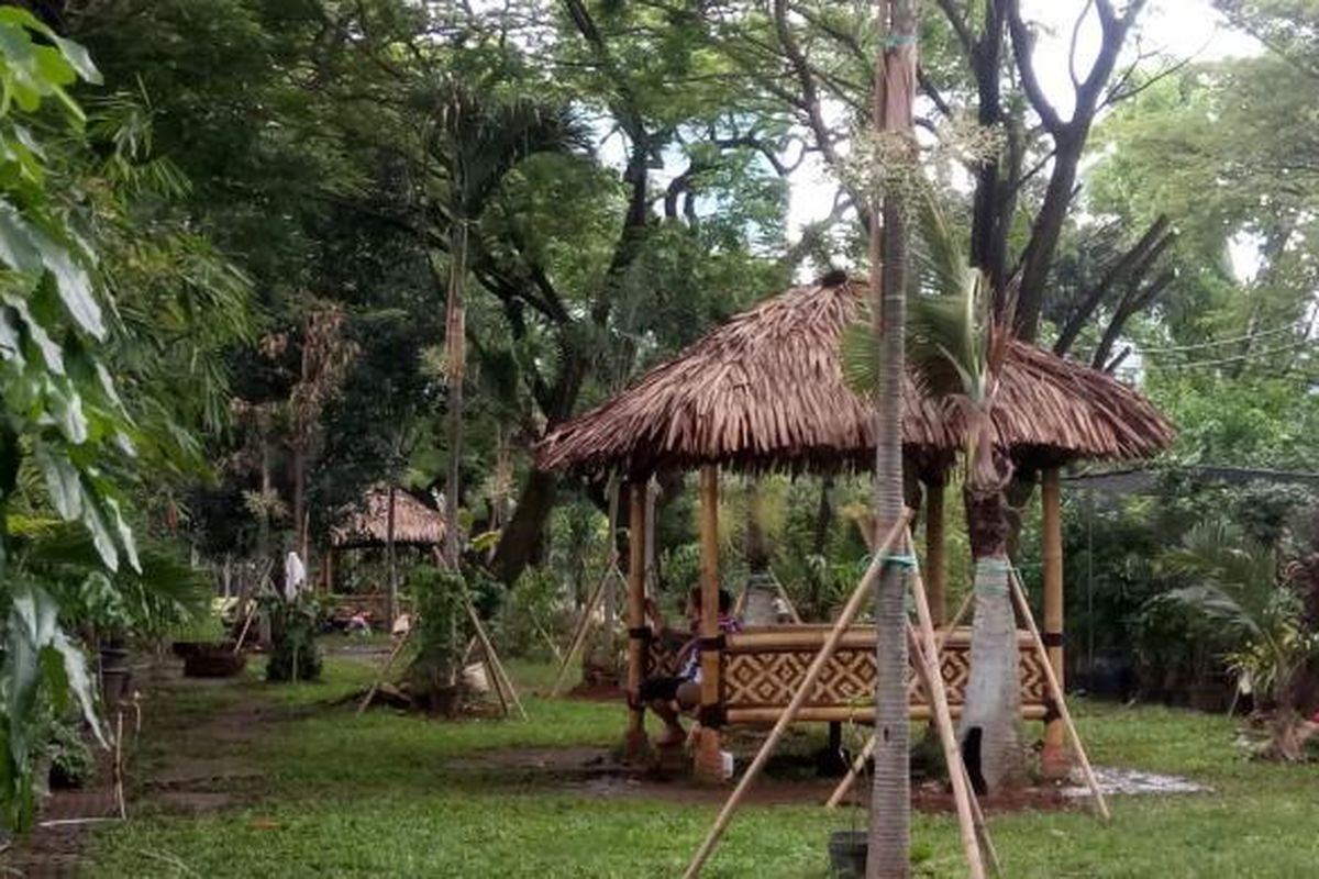 Saung yang baru dibangun di tempat relokasi Sentra Tanaman Hias Senayan. 