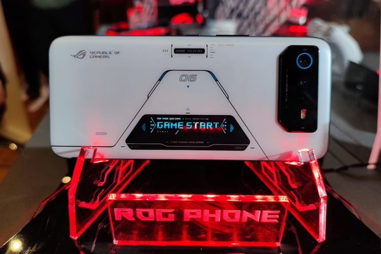 Asus memastikan ponsel gaming ROG Phone 6 series masuk Indonesia dalam waktu dekat. Ada dua model yang dibawa yaitu Asus ROG Phone 6 reguler dan Asus ROG Phone 6 Pro.