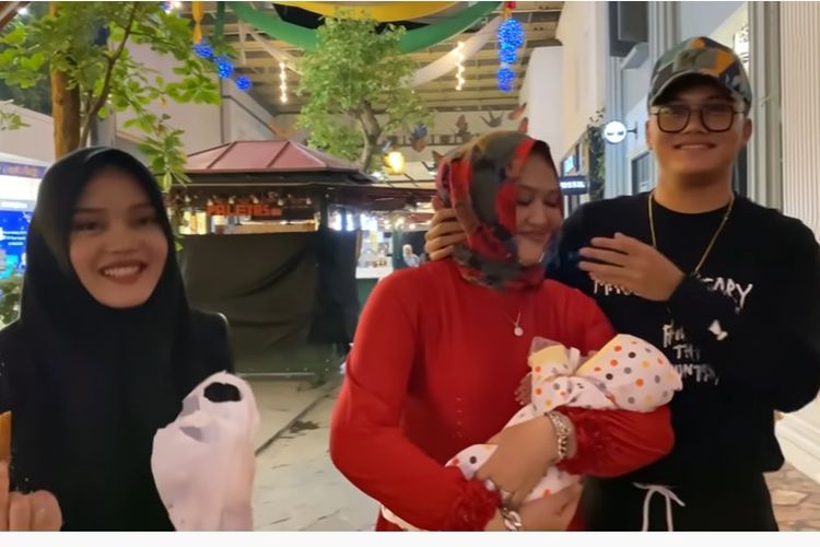 Almarhum Lina Jubaedah bersama kedua anaknya, Rizky Febian, Putri Delina, Delina Bintang Aura Putri.