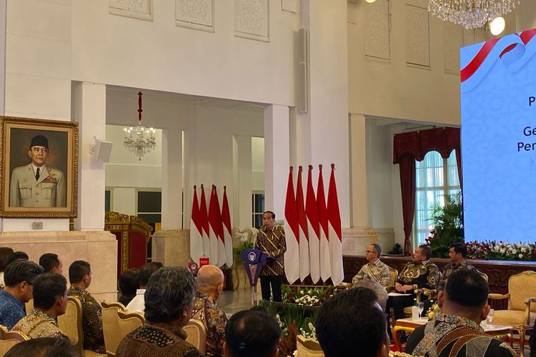 Presiden Joko Widodo saat memberikan pengarahan dalam rangka peringatan 22 tahun Gerakan Nasional Anti Pencucian Uang dan Pencegahan Pendanaan Terorisme (APU) PPT di Istana Negara, Jakarta Pusat, Rabu (17/4/2024).