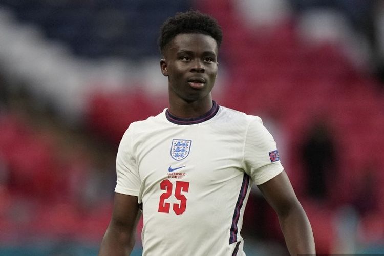 Gelandang Inggris, Bukayo Saka, terlihat selama pertandingan sepak bola Grup D UEFA EURO 2020 antara Republik Ceko dan Inggris di Stadion Wembley di London pada 22 Juni 2021. Saka mengalami cedera pada laga pekan ke-14 Liga Inggris 2022-2023 melawan Nottingham Forest, Minggu (30/11/2022) dan sempat dikhawatirkan absen di Piala Dunia 2022.