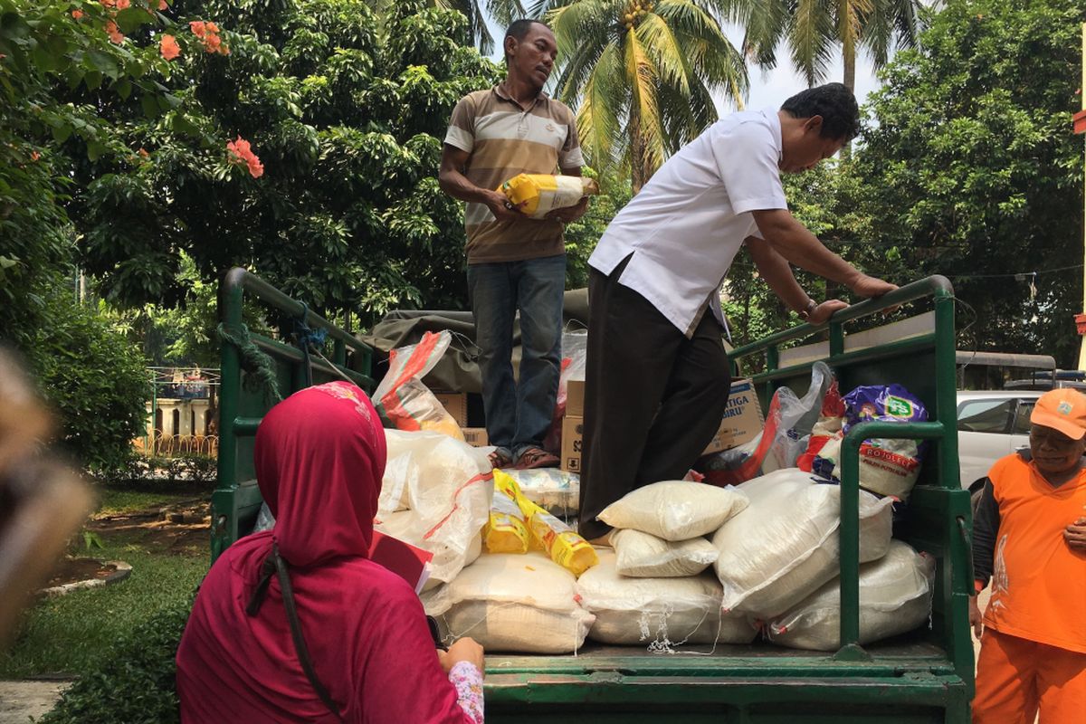 Pasar murah program pemerintah Provinsi (Pemprov) DKI Jakarta hadir di Kelurahan Pejaten Barat, Jakarta Selatan, Senin (15/5/2017). 