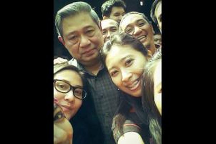 Foto Presiden SBY sedang melakukan Selfie bersama sejumlah wartawan