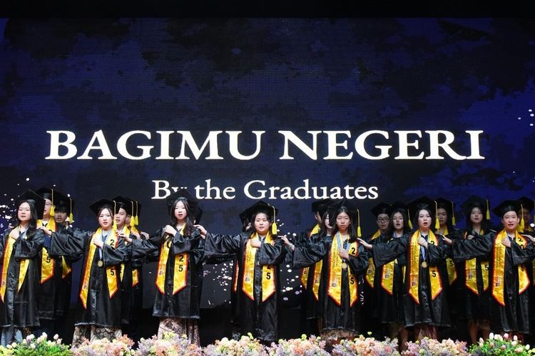 Lulusan Penabur Intercultural Secondary & Junior College Kelapa Gading, Jakarta Utara, tampil dalam acara wisuda.