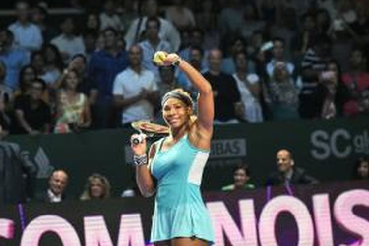 Petenis Amerika Serikat, Serena Williams, melambaikan tangan kepada penonton setelah meraih kemenangan atas petenis Kanada, Eugenie Bouchard, pada laga ketiga Grup Merah WTA Final di Singapura, Kamis (23/10/2014).