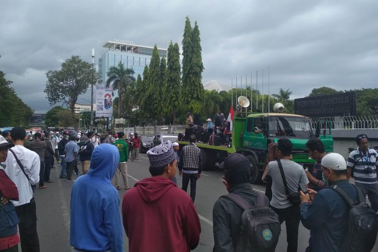 Massa aksi 22 Mei saat berdatangan di depan Monumen Mandala di Jalan Jenderal Sudirman, Makassar, Sulawesi Selatan, Rabu (22/5/2019).