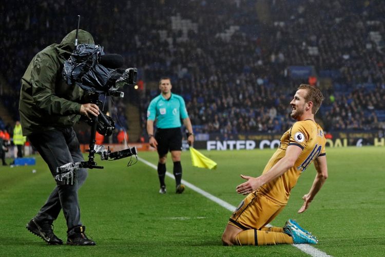 Harry Kane melakukan selebrasi gol saat Tottenham Hotspur melawan Leicester City pada partai lanjutan Premier League - kasta teratas Liga Inggris - di Stadion King Power, Kamis (18/5/2017).