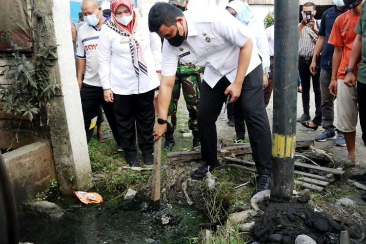 Wali Kota Medan Bobby Nasution. Selepas hujan pada Rabu (16/6/2021) petang, memeriksa drainase di kawasan Jalan Sunggal, Kelurahan Tanjungrejo, Lingkungan 4, Kecamatan Medansunggal