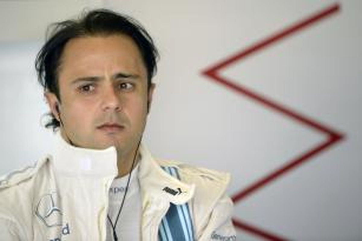 Pebalap Williams asal Brasil, Felipe Massa, menunggu di pit saat sesi latihan pertama GP Abu Dhabi berlangsung di Sirkuit Yas Marina, Jumat (21/11/2014).
