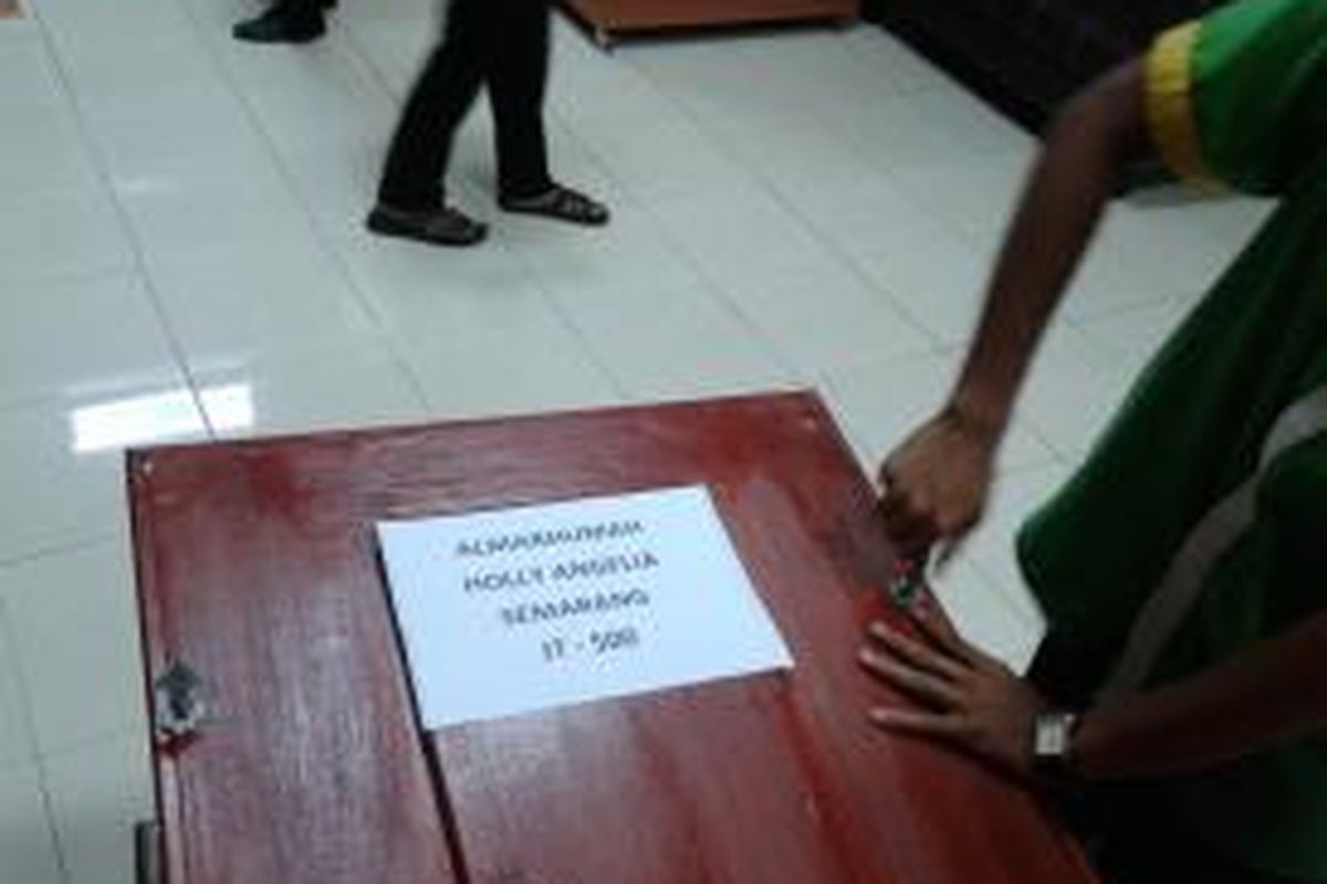 Peti jenazah Holly Angela Wahyu (36), wanita yang tewas dibunuh di Apartemen Kalibata City, Jakarta Selatan, saat akan dibawa ke Bandara Internasional Soekarno Hatta untuk selanjutnya diterbangkan ke Semarang, Jawa Tengah, Selasa (1/10/2013) malam