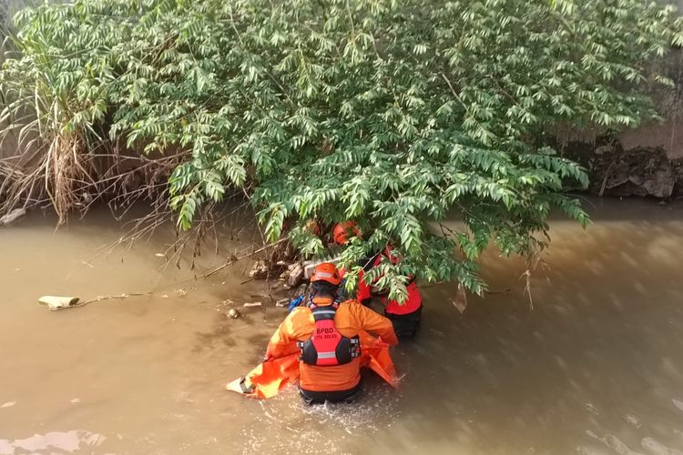 Jasad Bayi Ditemukan Mengambang di Kali Cakung Bekasi, Awalnya Dikira Boneka