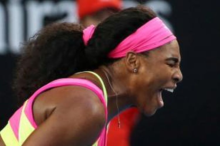 Petenis asal AS, Serena Williams bereaksi saat berlaga di babak pertama melawan petenis asal Belgia Alison Van Uytvanck dalam turnamen tenis Australia Terbuka di Melbourne, Australia, 20 Januari 2015.