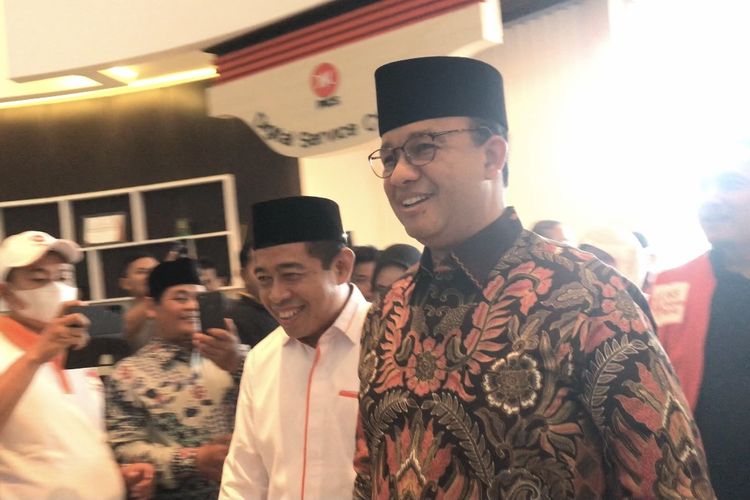 Mantan Gubernur DKI Jakarta, Anies Baswedan tiba di Gedung Dewan Pengurus Pusat (DPP) Partai Keadilan Sejahtera (PKS) di Jalan TB Simatupang, Jakarta Selatan, Minggu (30/10/2022) pagi.