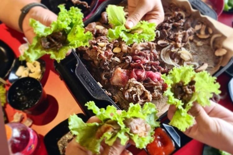 Menikmati daging BBQ dengan selada di Gogogi Korean Grill