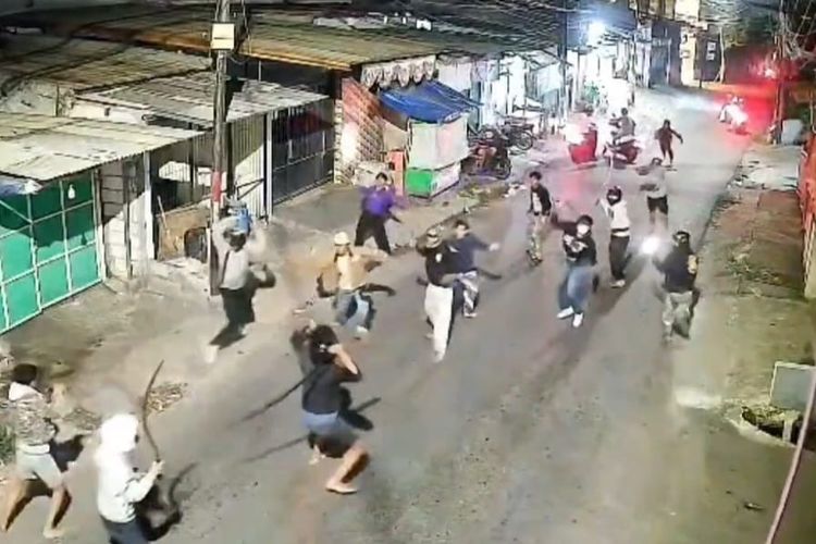 Tawuran Antarkelompok Bawa Parang dan Celurit Pecah di Jalan Bojong Raya Jakbar